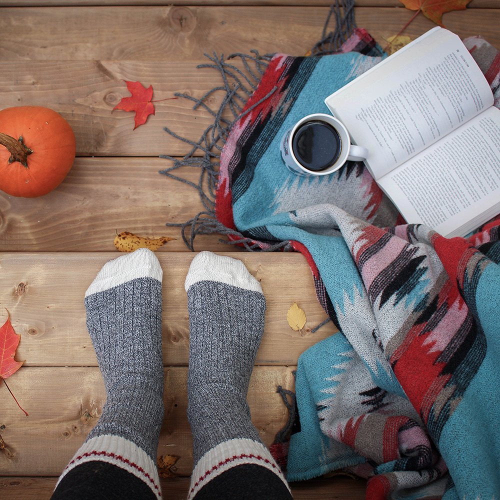Tazza di tè e libro per pomeriggi autunnali lenti