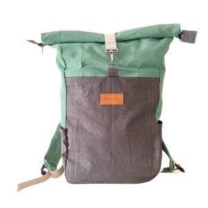 zaino sostenibile da viaggio di colore verde e grigio scuro