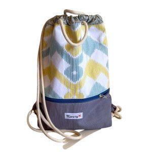 zaino sacca in tessuto di cotone canvas geometico e grigio visto di fronte