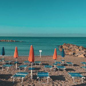 ombrelloni ancora chiusi e spiaggia deserta al mattino presto di un giorno d'estate