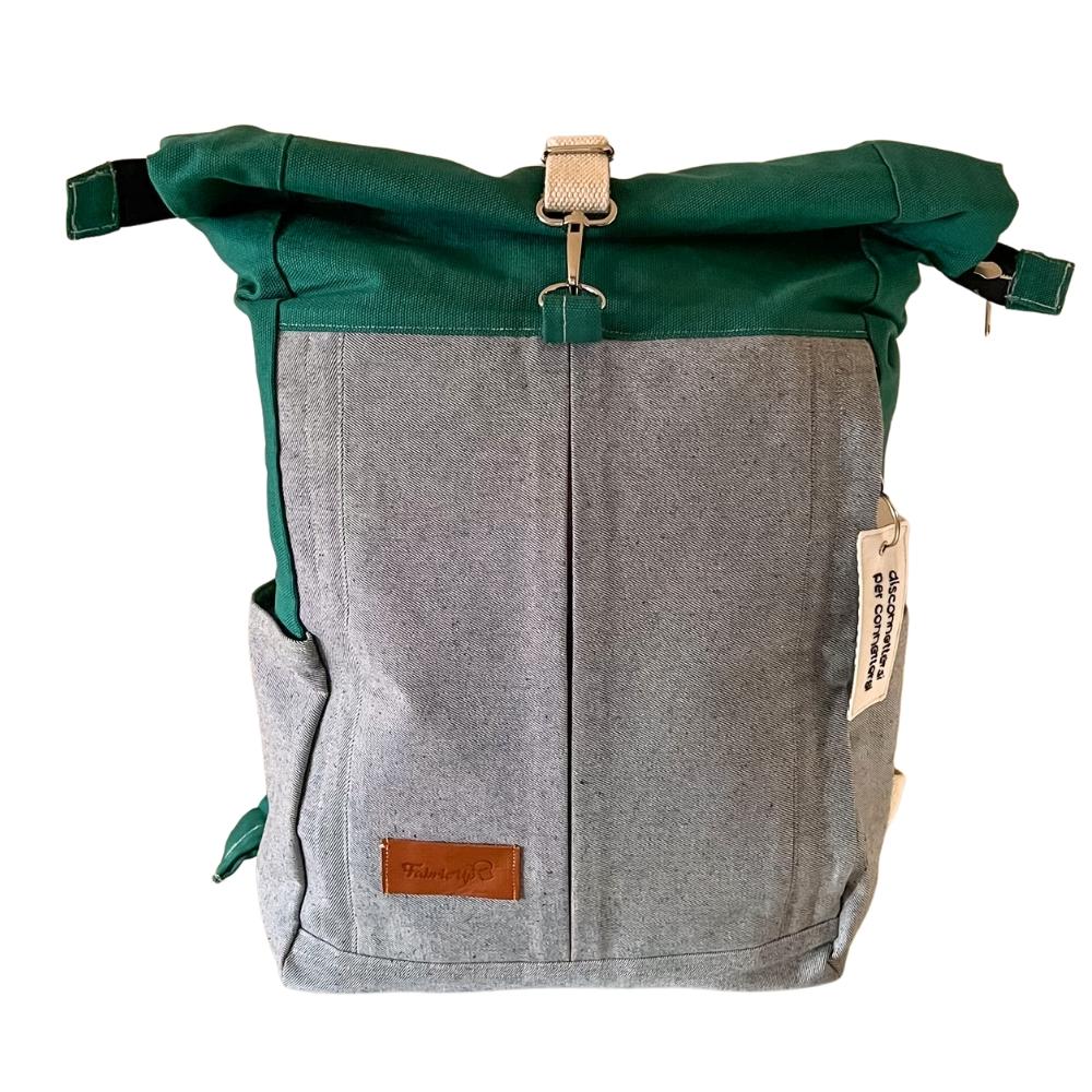 zaino sostenibile da viaggio di colore verde e jeans scuro